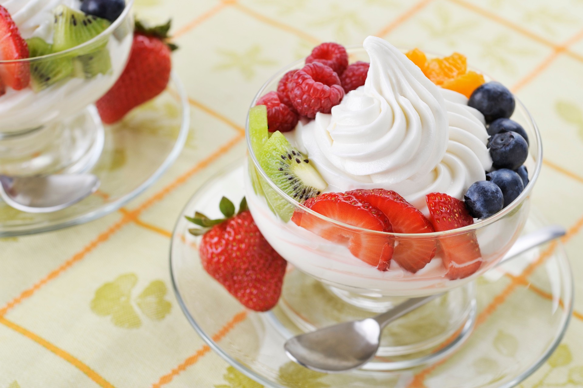 Yogur helado con frutas frescas